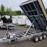 Brian James Trailer CarGO Tipper 2 elektrisch 360x195x30cm Stahlbordwände Pendel 12″ Tridem 3,5t on