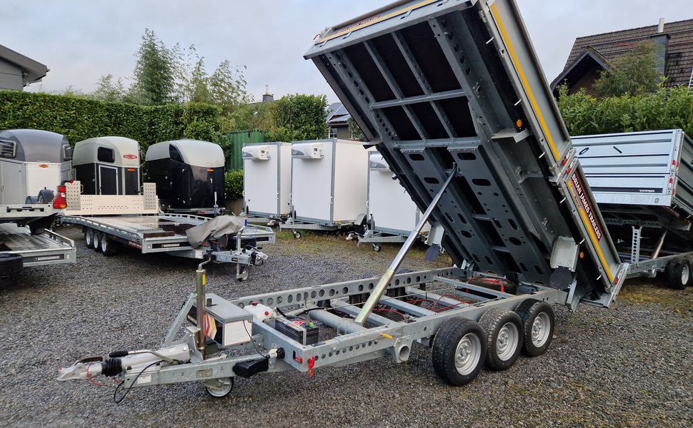 Brian James Trailer CarGO Tipper 2 elektrisch 360x195x30cm Stahlbordwände Pendel 12″ Tridem 3,5t on