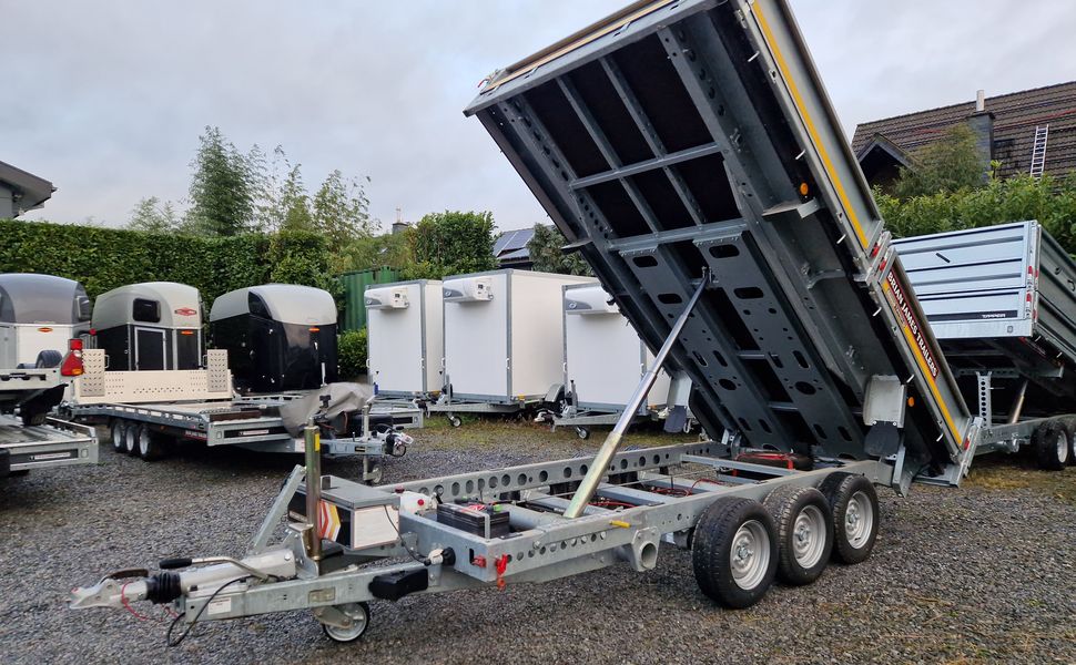 Brian James Trailer CarGO Tipper 2 elektrisch 360x195x30cm Stahlbordwände Pendel 12″ Tridem 3,5t on