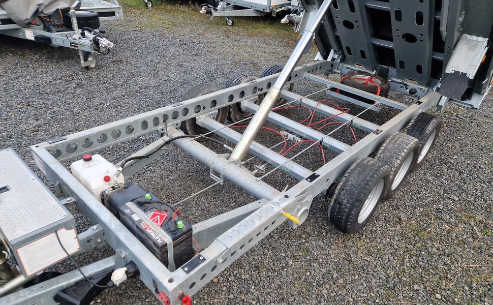 Brian James Trailer CarGO Tipper 2 elektrisch 360x195x30cm Stahlbordwände Pendel 12″ Tridem 3,5t on