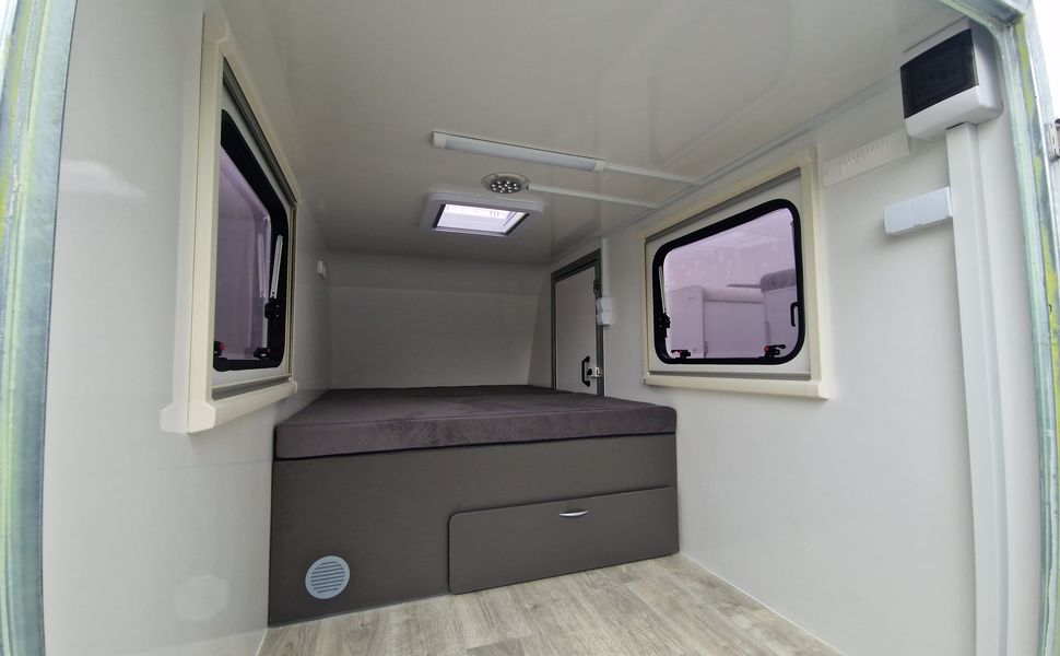 Kargo Camp TFS S Midi 320x150x150cm aero LUX Bett Fenster Seitentür Dachluke Strom 750kg Bremse