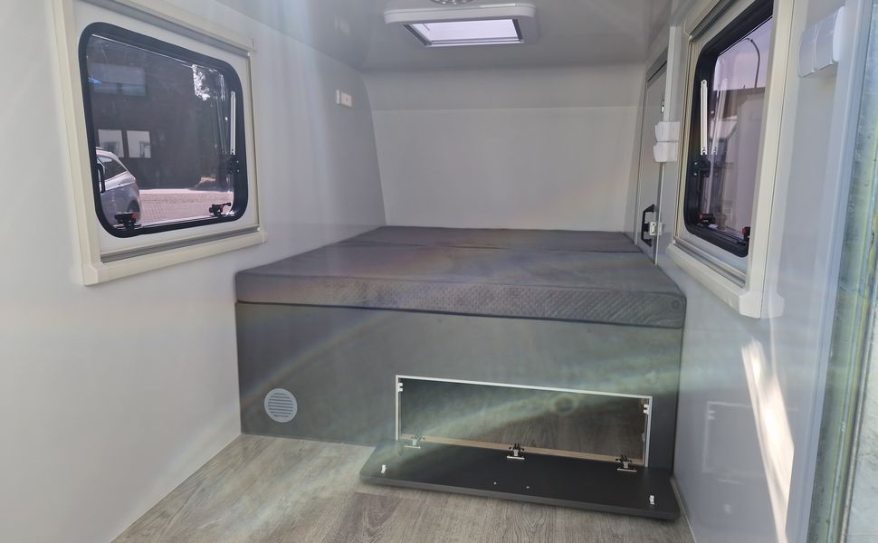 Kargo Camp TFS S Midi 320x150x150cm aero LUX Bett Fenster Seitentür Dachluke Strom 750kg Bremse