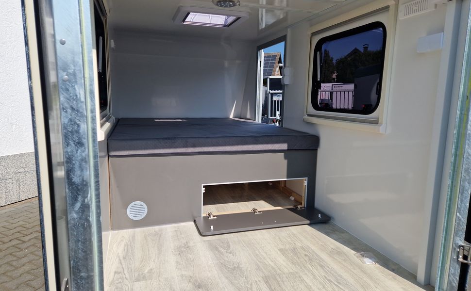 Kargo Camp TFS S Midi 320x150x150cm aero LUX Bett Fenster Seitentür Dachluke Strom 750kg Bremse
