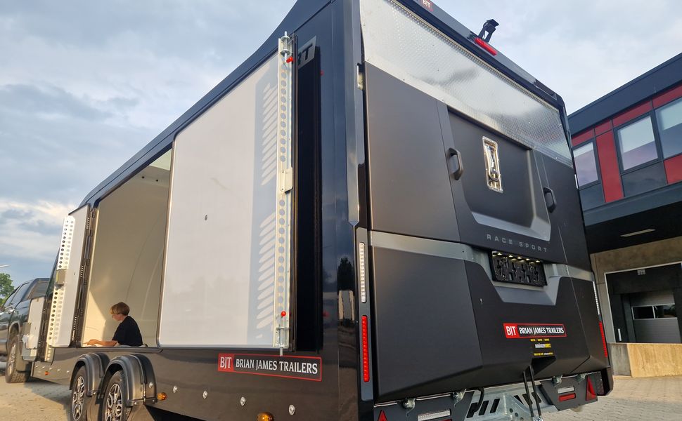 BJT Race Sport 550x210x188cm blackline E Winde Kamera 3500kg