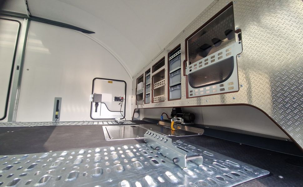 BJT Race Transporter 7 397-6023-35-3-10-B 600x228cm Premium Stauraum Kamera RR 230V Tridem 3500kg