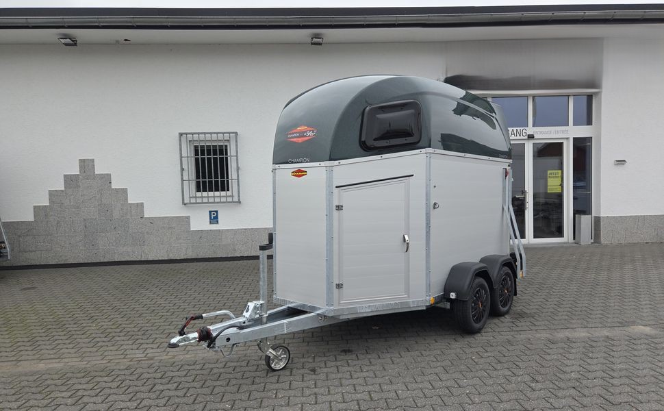 Champion Esprit C Haube green Sattelkammer Trittschutz 100km/H 2400kg