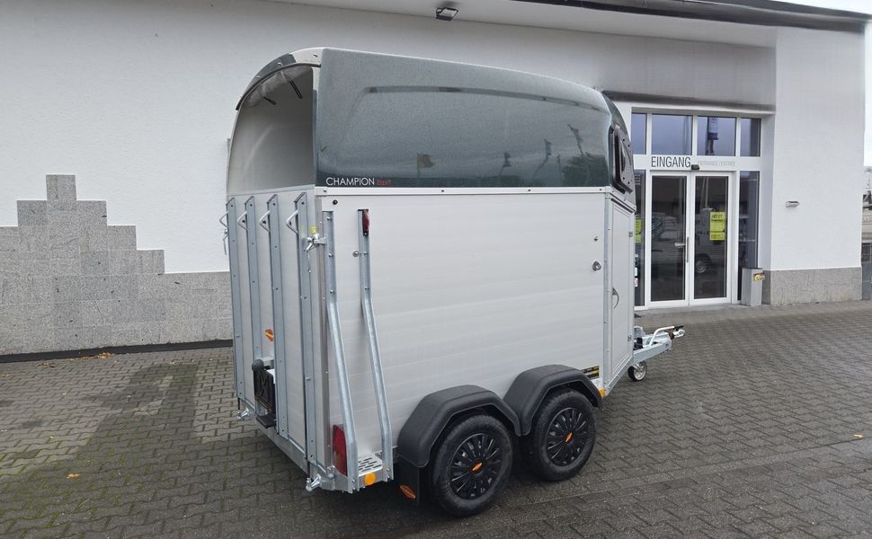 Champion Esprit C Haube green Sattelkammer Trittschutz 100km/H 2400kg