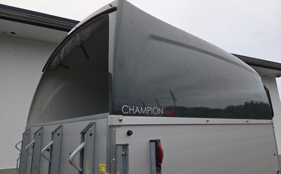 Champion Esprit C Haube green Sattelkammer Trittschutz 100km/H 2400kg
