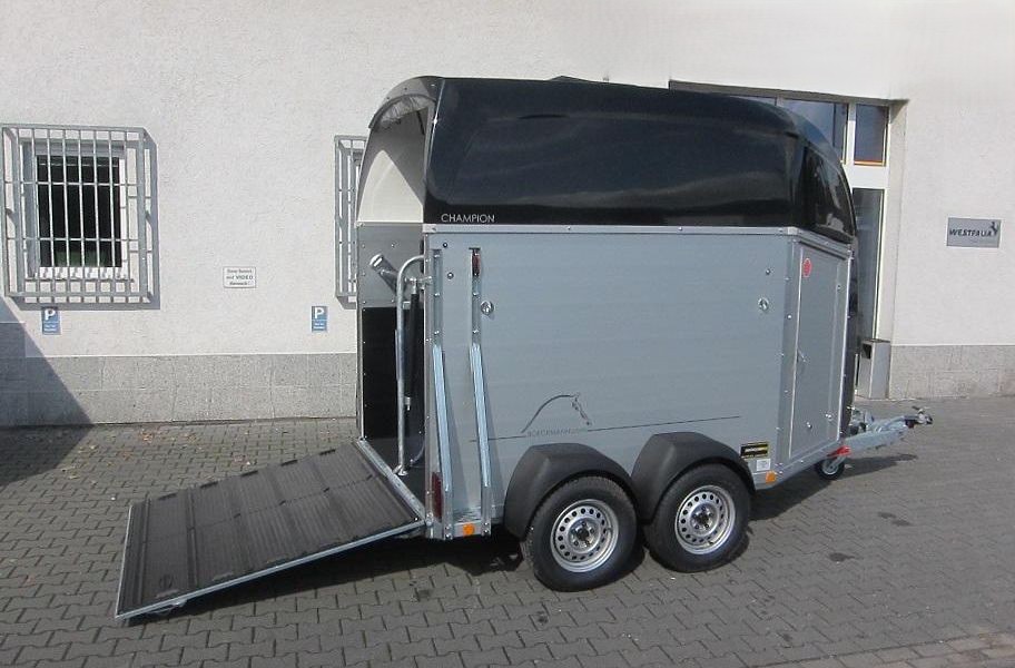 Pferdeanhänger Böckmann Champion R Sattelkammer blackline 2400kg CFF+ 100 km/H Modell 25