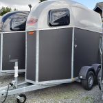 Pferdeanhänger Böckmann UNO Esprit silver & black Haube silbern 1600kg Modell 2023