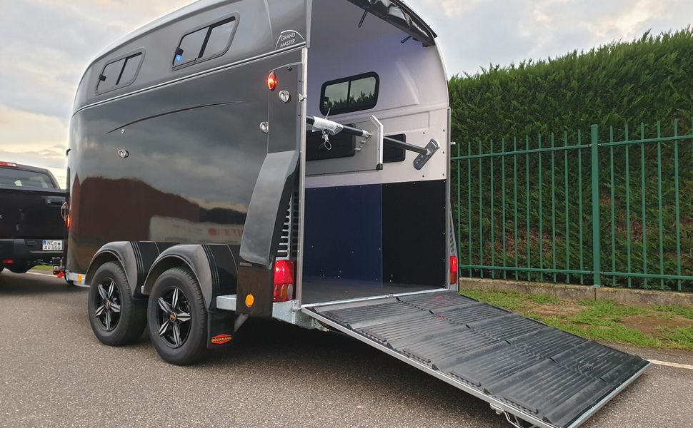 Böckmann Pferdeanhänger Grand Master SKA black Kamera Alufelgen WCF 100km/H 2700kg Modell 2024