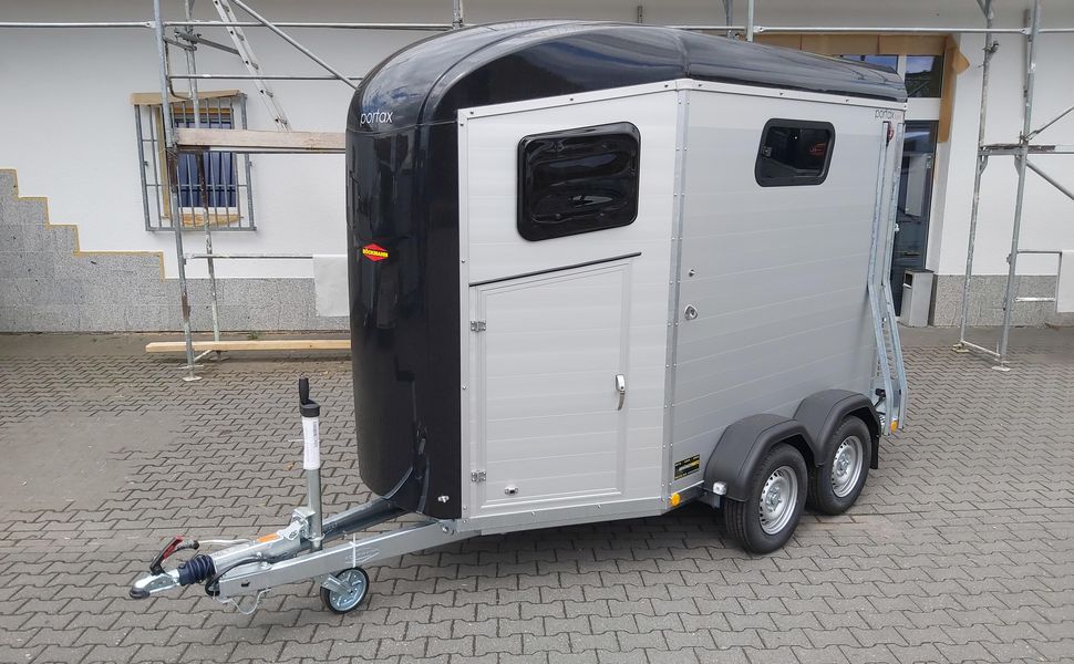 Pferdeanhänger Böckmann Portax Esprit silver&black SKA black Sattelkammer Trittschutz 100km/H 2400kg