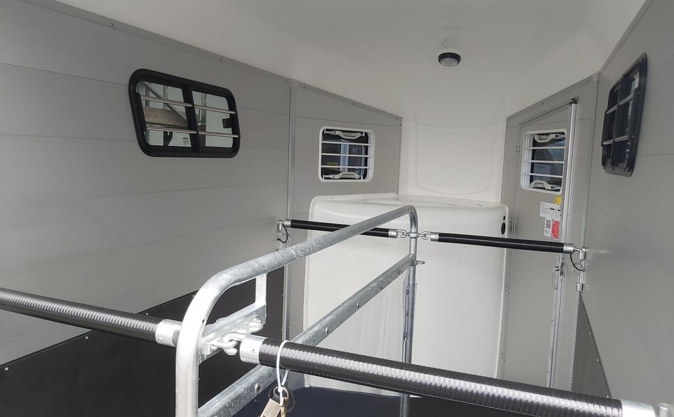 Pferdeanhänger Böckmann Portax Esprit silver&black SKA black Sattelkammer Trittschutz 100km/H 2400kg