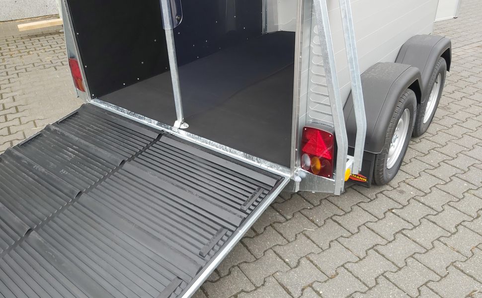 Pferdeanhänger Böckmann Portax Esprit silver&black SKA black Sattelkammer Trittschutz 100km/H 2400kg