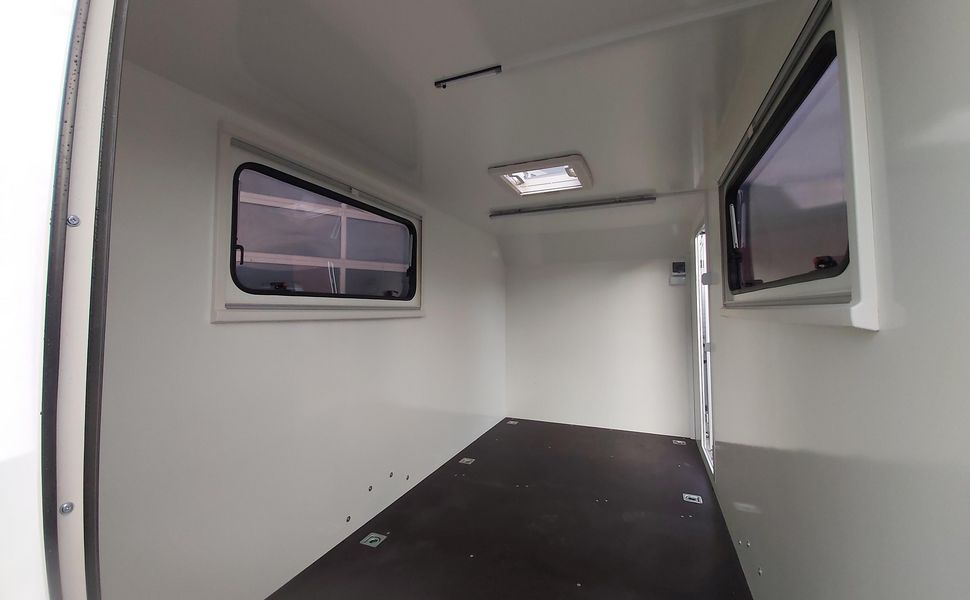 Koffer Sport Camp TFS 360.00 360x180x190cm aero Seitentür 2 Fenster+ DL IL 230V 1300kg 100km/H
