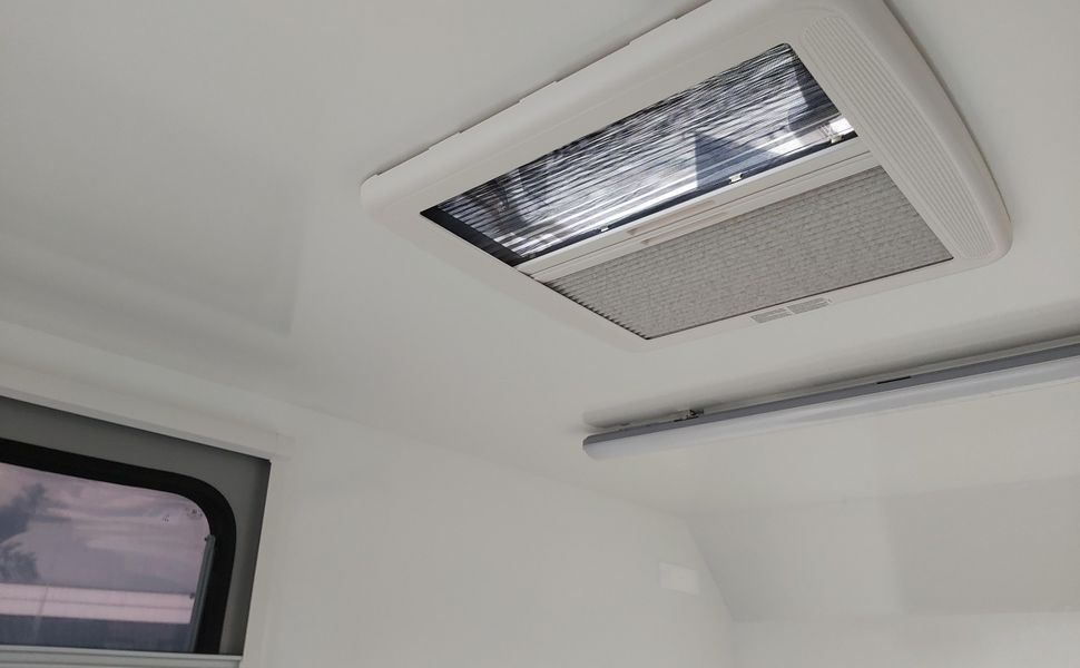 Koffer Sport Camp TFS 360.00 360x180x190cm aero Seitentür 2 Fenster+ DL IL 230V 1300kg 100km/H