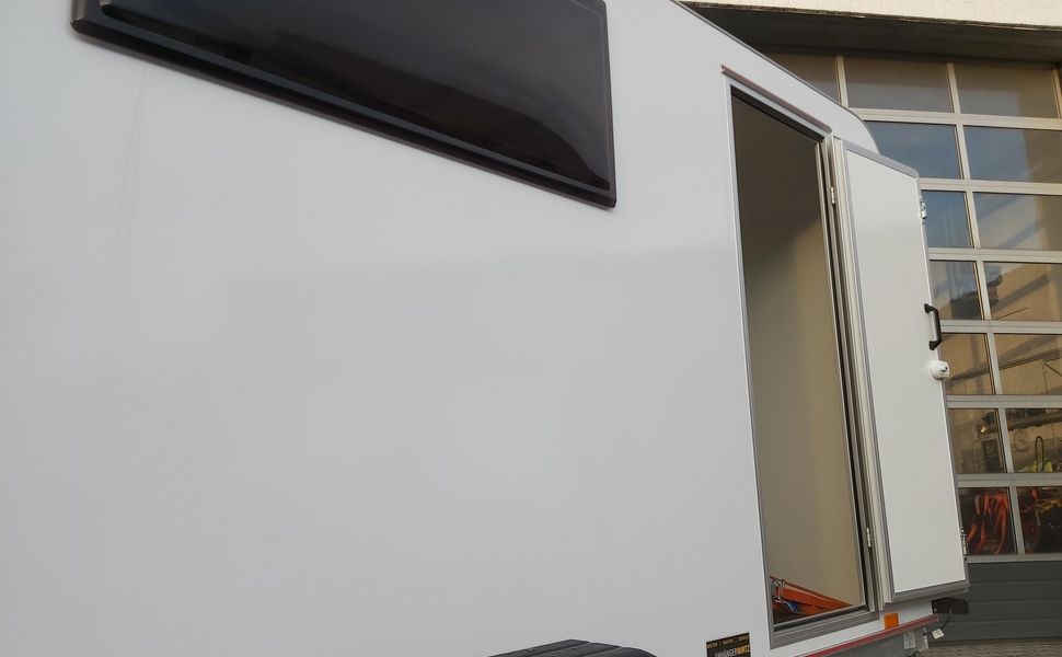 Koffer Sport Camp TFS 360.01 360x180x190cm aero Seitentür Heckrampe 2 Fenster DL IL 230 1300kg 100km