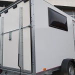 Koffer Sport Camp TFS 360.01 360x180x190cm aero Seitentür Heckrampe 2 Fenster DL IL 230 1300kg 100km