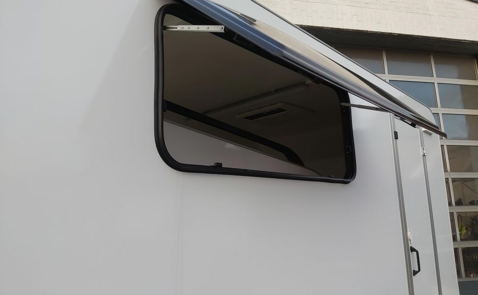 Koffer Sport Camp TFS 360.01 360x180x190cm aero Seitentür Heckrampe 2 Fenster DL IL 230 1300kg 100km