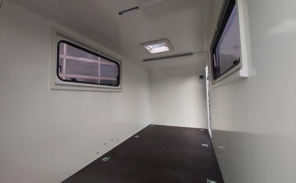 Koffer Sport Camp TFS 360.01 360x180x190cm aero Seitentür Heckrampe 2 Fenster DL IL 230 1300kg 100km